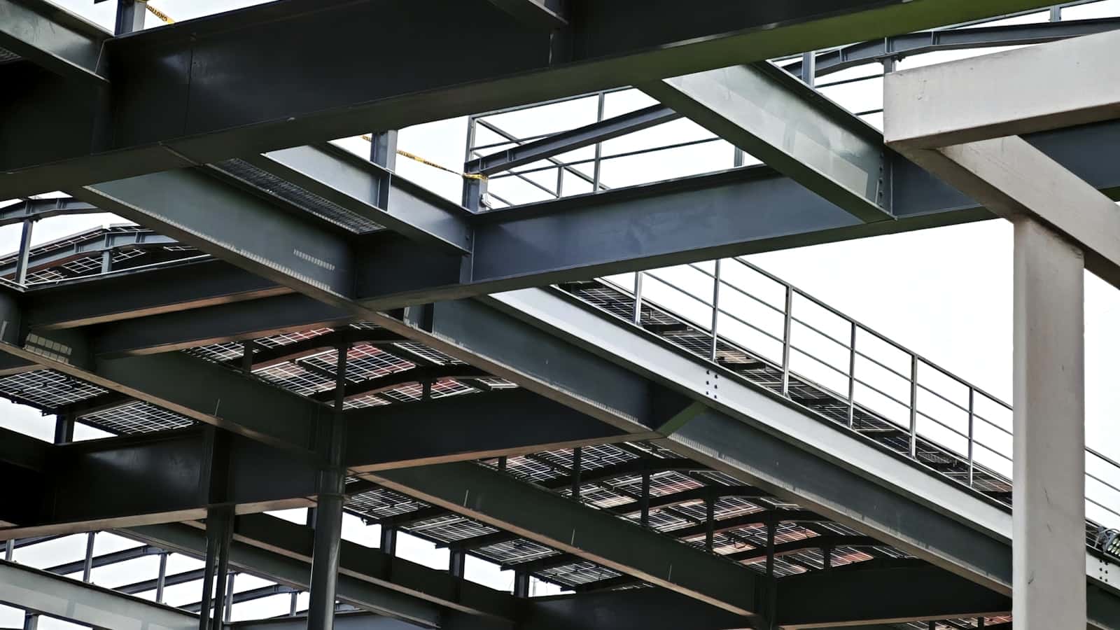 Stalen liggers en roostervloeren in een constructie in aanbouw