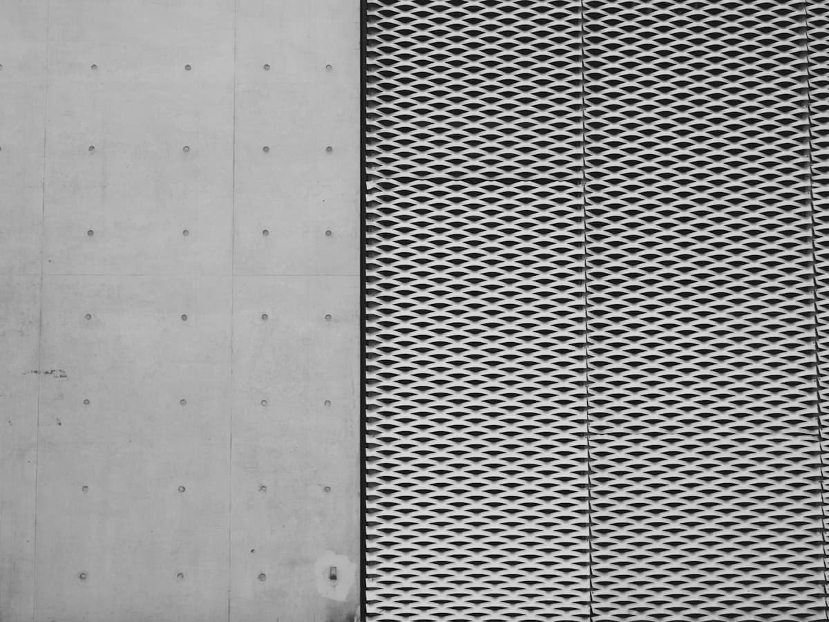 Strekmetaal naast beton, oppervlak en structuur
