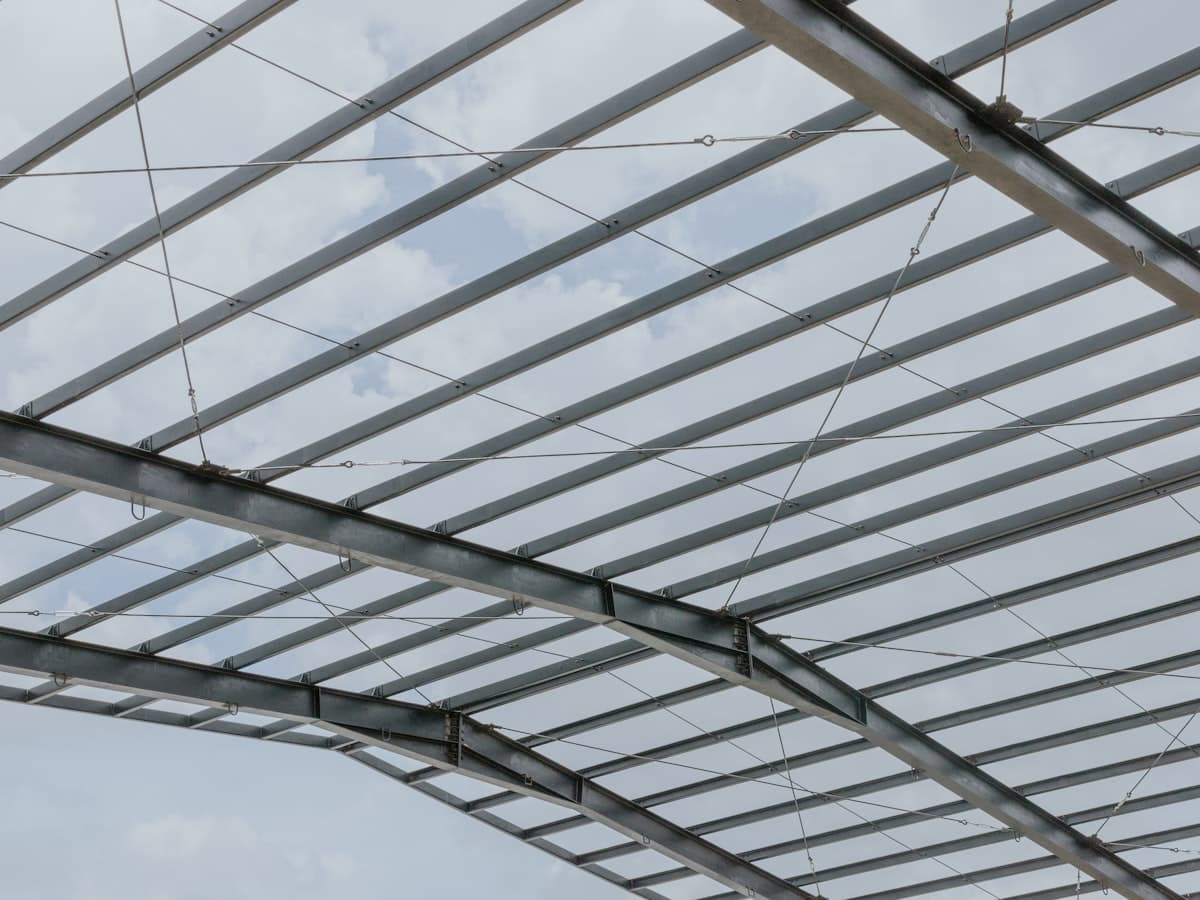 Lichte stalen dakconstructie tegen de lucht