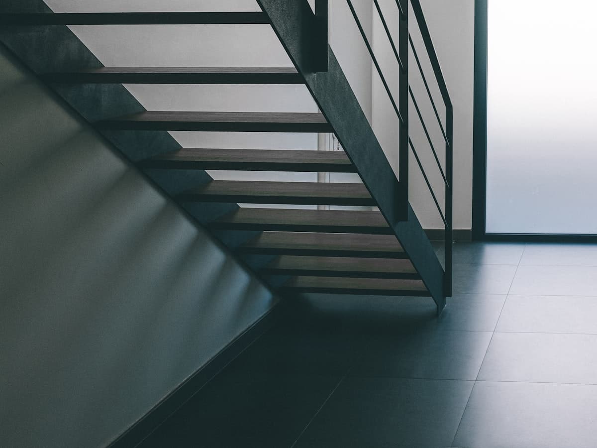 Moderne stalen trap in een strak interieur